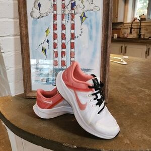 Nike QUEST 4 woman's runners size 6